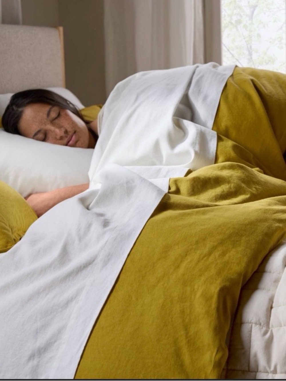 Parachute Queen Relaxed Linen Sheet Set in White - Picture 2 of 5